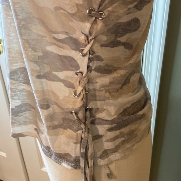 Vince Camuto Tan & Gray Camo Short Sleeved Shirt Size Small in EUC - Picture 3 of 6